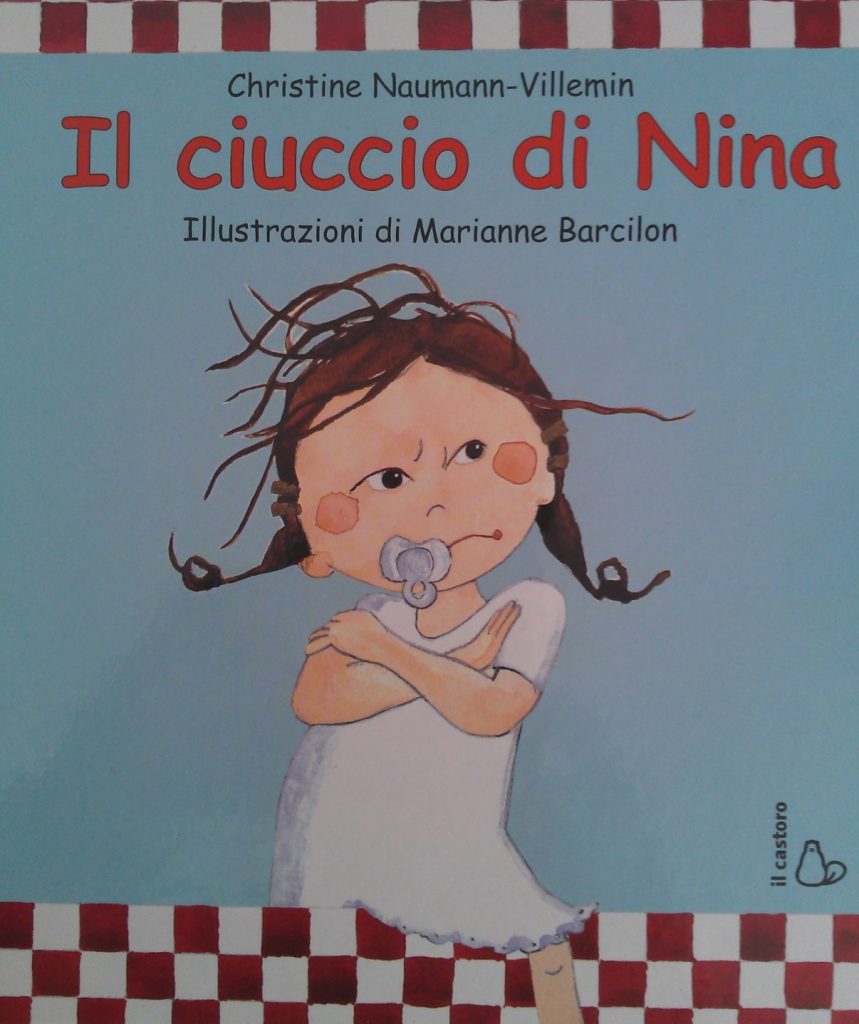 "Ma quando sarai grande dovrai pure sbarazzartene!". Nina si mette il ciuccio in bocca. "Affolutamente no!". "Lo porterai anche quando andrai a spasso?". "Ficuro! Affieme ai bifcotti al cioccolato!" "Anche quando andrai in piscina?" "Fi! Ci farò i tuffi e le immerfioni!"